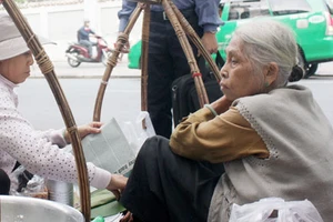 Gánh xôi 60 tuổi giữa lòng thành phố