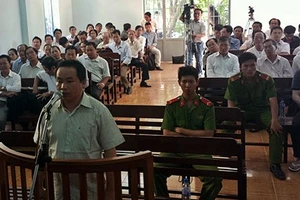 Vụ cấp giấy đỏ trong 8 tiếng: Quan đất bị đề nghị 10-12 năm tù