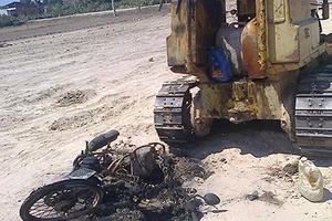 Đột nhập nhà thượng úy công an mang xe đi đốt