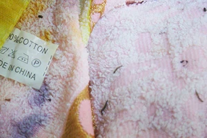 Phát hiện sinh vật lạ trong khăn tắm Trung Quốc