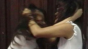 Đánh ghen hãi hùng: Trói tình địch khỏa thân ở sân bóng chuyền