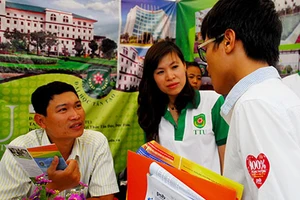 Đại học tư than khó, đòi công bằng