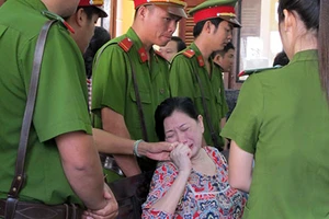 Hoãn xử vụ giám đốc BV Tâm thần Tiền Giang tham ô