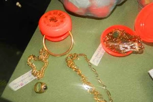 Xử phạt hai người bán vàng giả