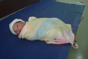 Bé gái sơ sinh bị bỏ rơi trong tủ bánh mì