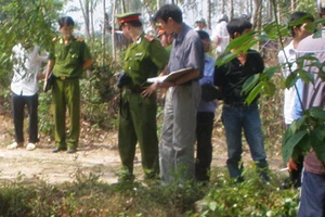 Bốc cốt bầy hầy khiến dân bỏ chạy 