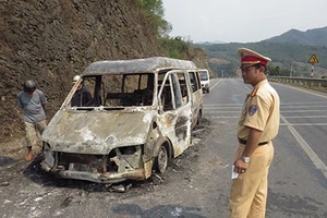 Xe khách bốc cháy, hai người thoát chết