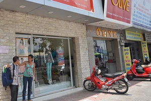 Dùng súng cướp tiền giữa trung tâm TP