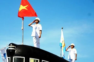 Lễ thượng cờ quốc gia trên hai tàu ngầm của Việt Nam