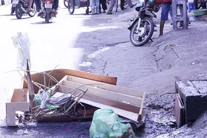 Nắp cống hư, không ai xử lý