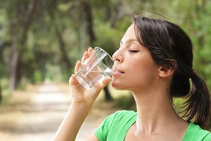 Uống nước không dễ!