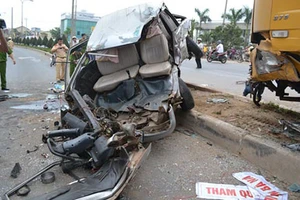 Xe khách bị hai lần tông, hàng chục người thương vong