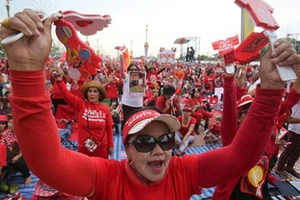 Phe áo đỏ biểu dương lực lượng ở Bangkok