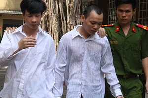 Khống chế chủ cũ cướp tài sản