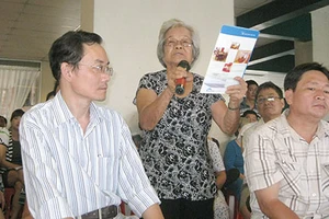 Cư dân mời cán bộ đi thang máy thử độ an toàn