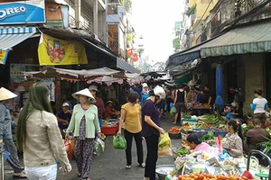 “Còn người mua là còn chợ tự phát!?”