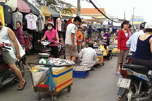 Không thể bó tay trước chợ tự phát 