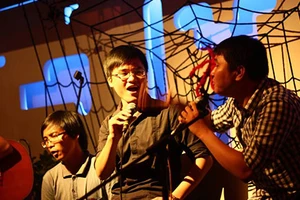 Hát “phòng trà” để giúp người nghèo 