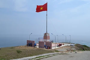 Thắp sáng cột cờ Tổ quốc bằng năng lượng mặt trời 