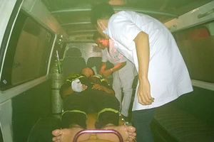 Cháy lớn tại KCN, nhân viên cứu hỏa phải cấp cứu