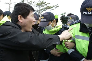 Thảm kịch phà chìm Sewol: Thợ lặn tìm thi thể trong phà