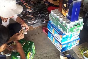 Bia, rượu... lậu “ngập” siêu thị miễn thuế