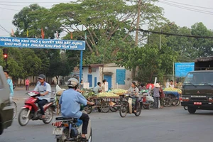 Giao thông ùn tắc vì hàng rong