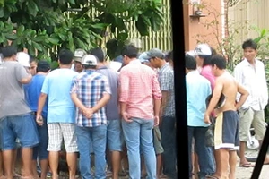 Tụ tập đá gà cản trở giao thông