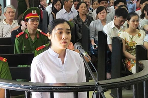 Tham ô bằng cách bỏ tiền vào sọt rác!