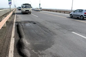 Bác bỏ đề xuất chi 300 tỉ đồng sửa mặt cầu Thăng Long