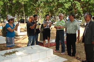 Kiều bào viếng nghĩa trang nhân dân Bình An: Đối diện với sự thật, chúng tôi thấy xấu hổ