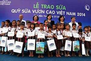 Vinamilk trao 77.000 ly sữa cho trẻ em Bến Tre