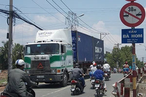 Đi đâu cũng gặp... cầu yếu