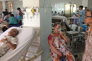 Người già nhập viện do… nghiện rượu