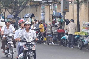 Đường biến thành nơi buôn bán, xả rác