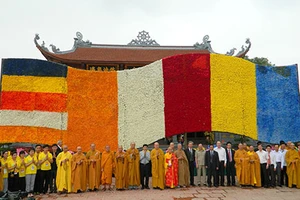Lá cờ Phật giáo bằng hoa tươi lớn nhất châu Á