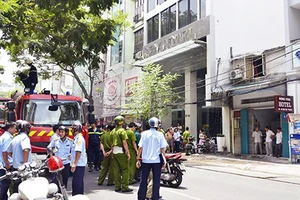 Cháy nhà ở trung tâm TP.HCM, cả khu phố náo loạn