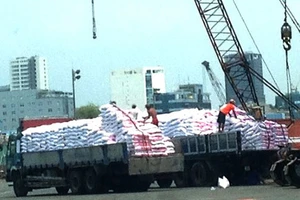 Xe quá tải: Phải xử lý từ gốc - Bài 1: Xe “khủng” vô tư rời cảng