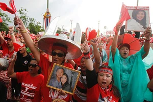 Phe áo đỏ Thái Lan xuống đường