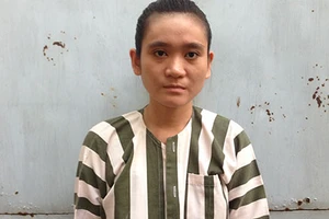 Tạm giữ một phụ nữ chống đối CSGT