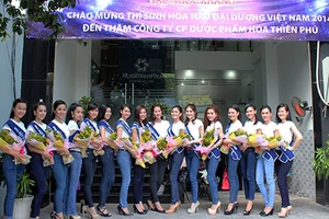 Người đẹp Hoa hậu Đại Dương thăm Công ty Hoa Thiên Phú