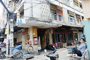 Chung cư xuống cấp nhưng chưa thể xây mới