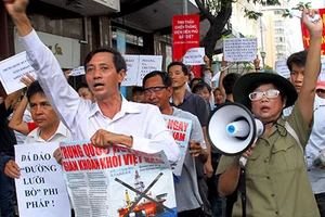 Gìn giữ hình ảnh đất nước khi biểu thị lòng yêu nước