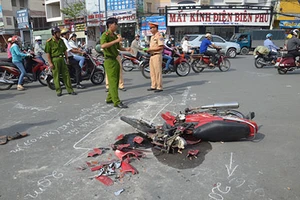 Hai cha con gặp nạn trên đường đến trường