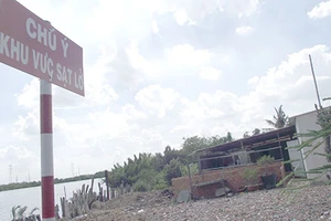 Chục căn nhà có nguy cơ trôi sông 