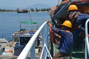 Trắng đêm sửa tàu vì Hoàng Sa