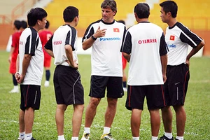 Trợ lý và… “thầy dùi” 