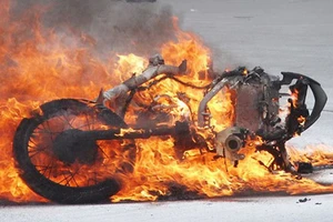 Xe máy lại bốc cháy giữa đường 