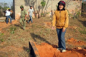 Đập phá mộ để làm nhà, sân phơi?