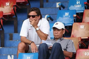 Chọn trợ lý cho HLV trưởng ĐTBĐ VN: Dây mơ rễ má